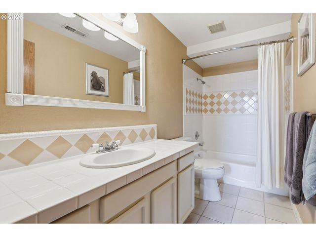 2323 Ne 160TH Loop, Vancouver, WA 98684