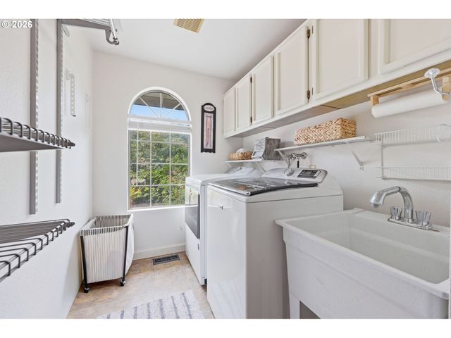 2323 Ne 160TH Loop, Vancouver, WA 98684