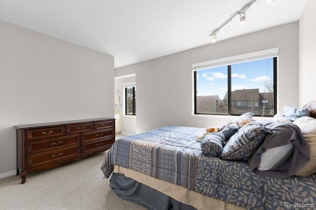 630 Ashley Circle, Rochester Hills, MI 48307