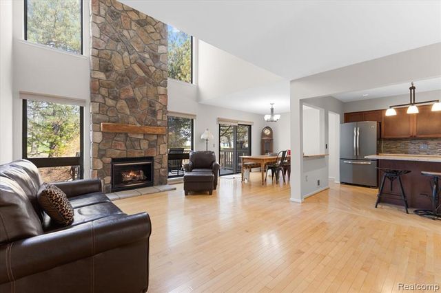 630 Ashley Circle, Rochester Hills, MI 48307