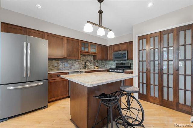 630 Ashley Circle, Rochester Hills, MI 48307