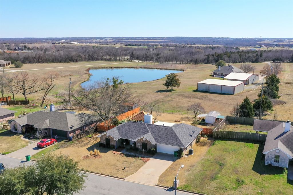 209 Bryant Street, Pottsboro, TX 75076