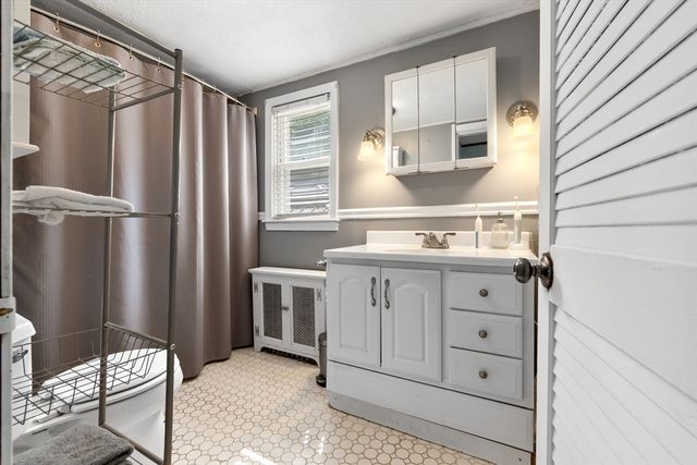 422 Main Street, Groveland, MA 01834