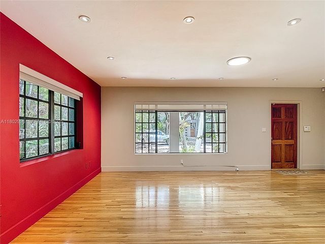 2810 Crystal Court, Miami, FL 33133