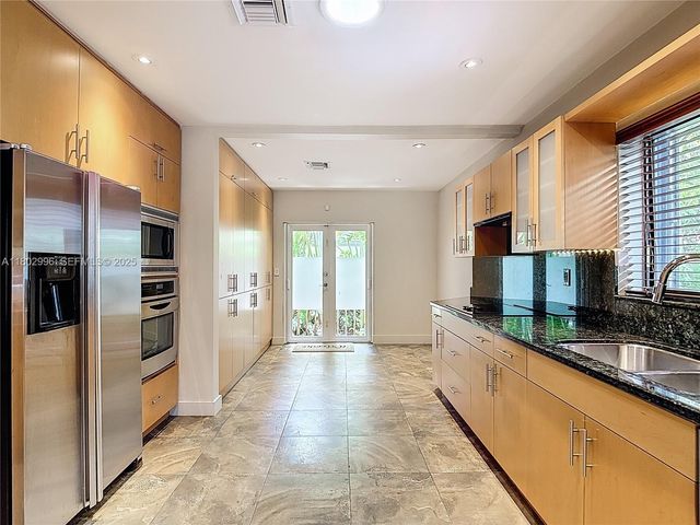 2810 Crystal Court, Miami, FL 33133