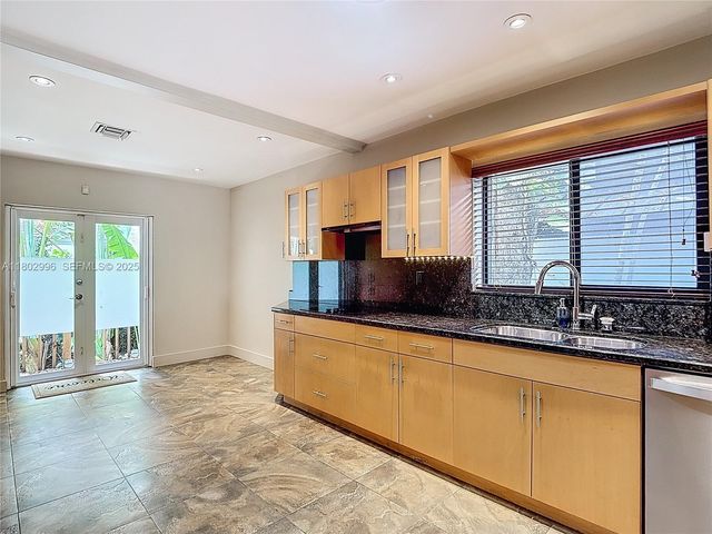 2810 Crystal Court, Miami, FL 33133