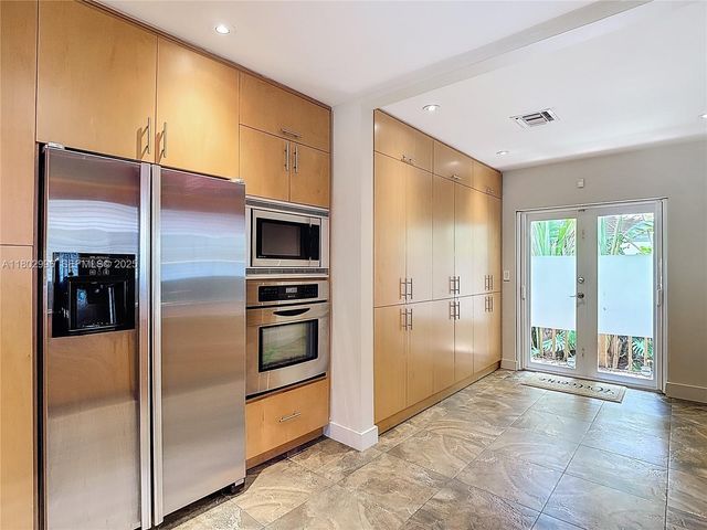 2810 Crystal Court, Miami, FL 33133