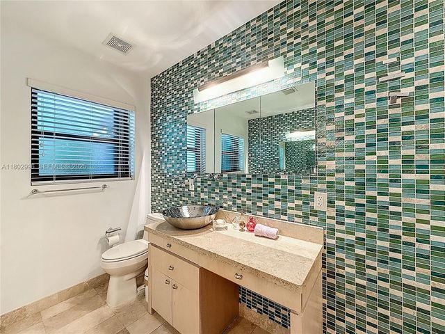 2810 Crystal Court, Miami, FL 33133