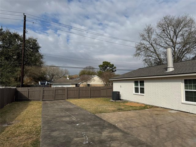 5033 Valley View Drive, La Porte, TX 77571