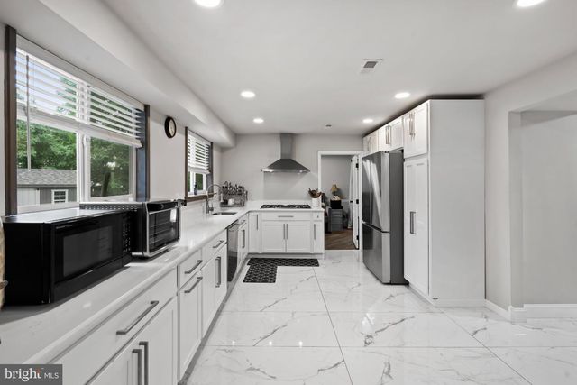 1009 LOG COLLEGE DR, Warminster, PA 18974