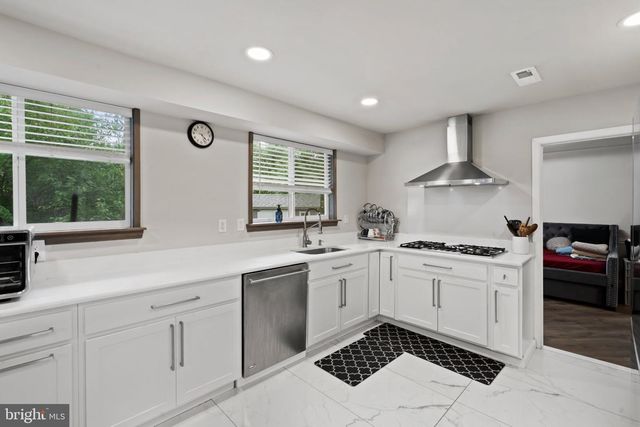 1009 LOG COLLEGE DR, Warminster, PA 18974