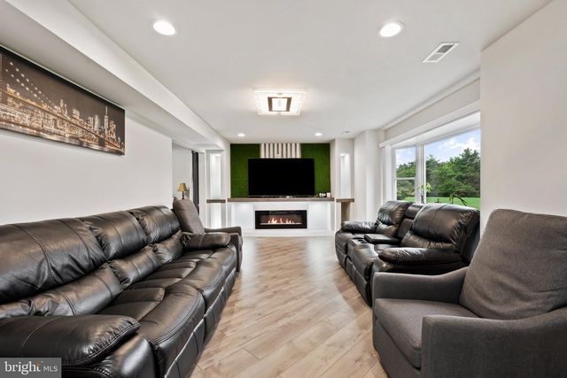 1009 LOG COLLEGE DR, Warminster, PA 18974