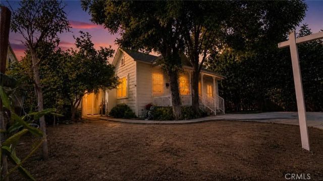 129 N Hagar, San Fernando, CA 91340