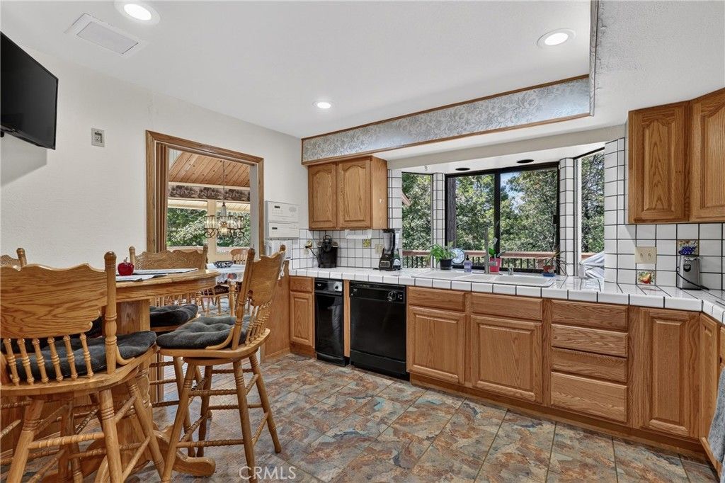 Image 12 of property listing at 27427 Pinewood, Lake Arrowhead, CA 92317