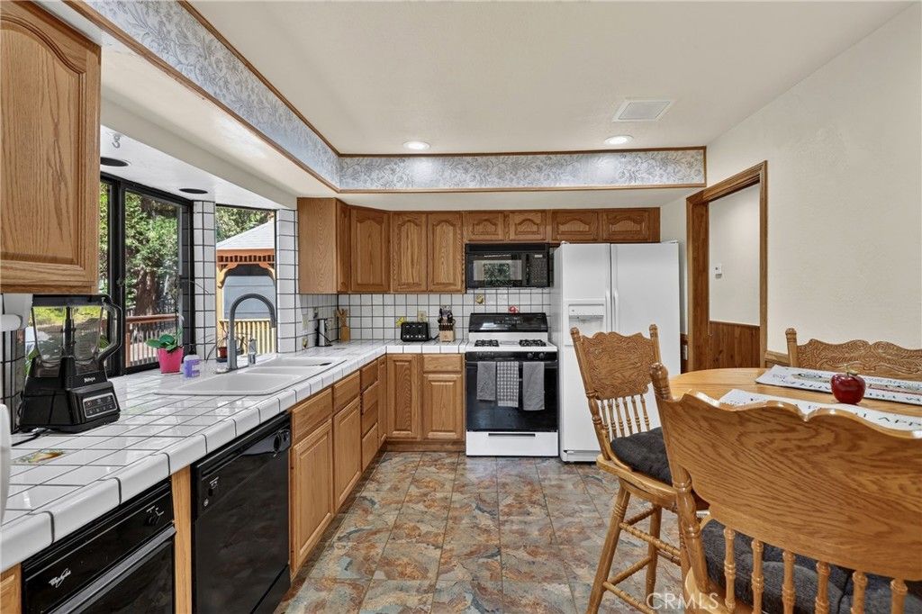 Image 13 of property listing at 27427 Pinewood, Lake Arrowhead, CA 92317