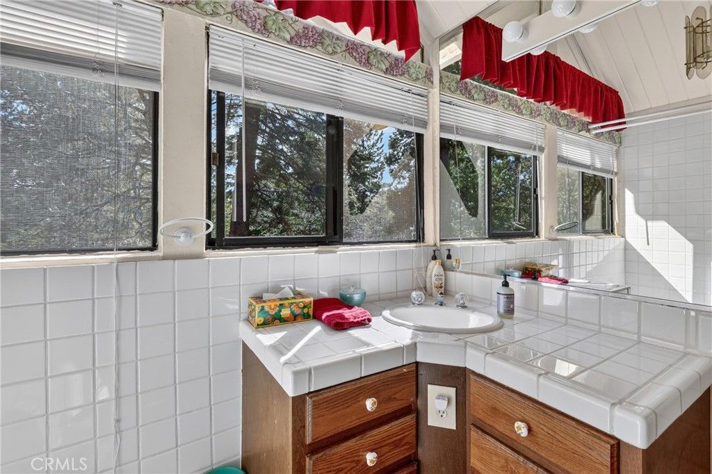 Image 28 of property listing at 27427 Pinewood, Lake Arrowhead, CA 92317