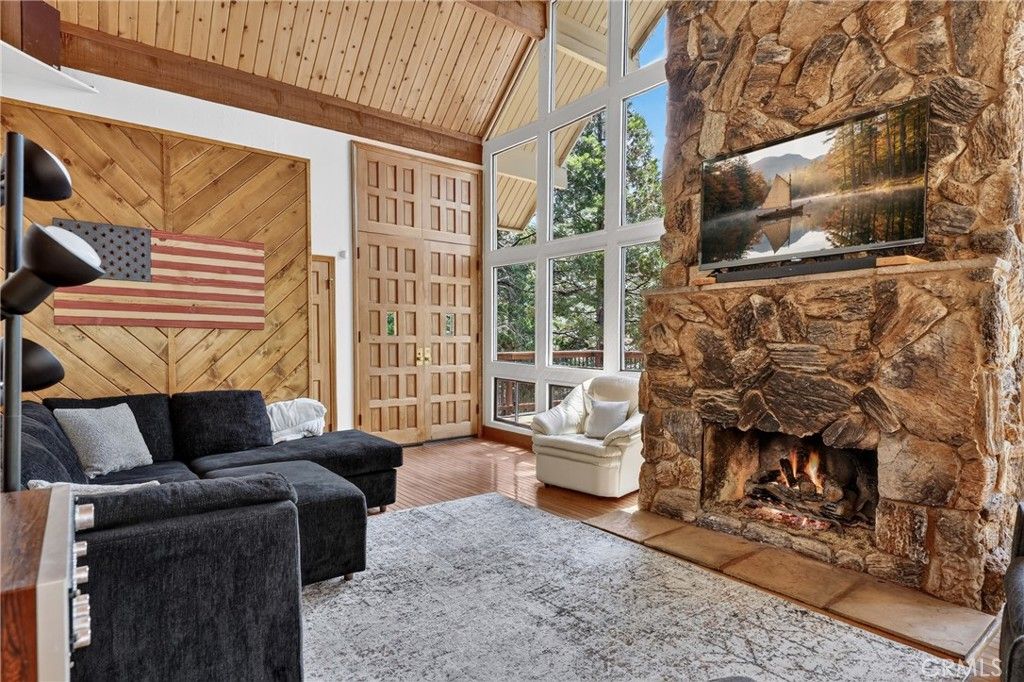 Image 7 of property listing at 27427 Pinewood, Lake Arrowhead, CA 92317