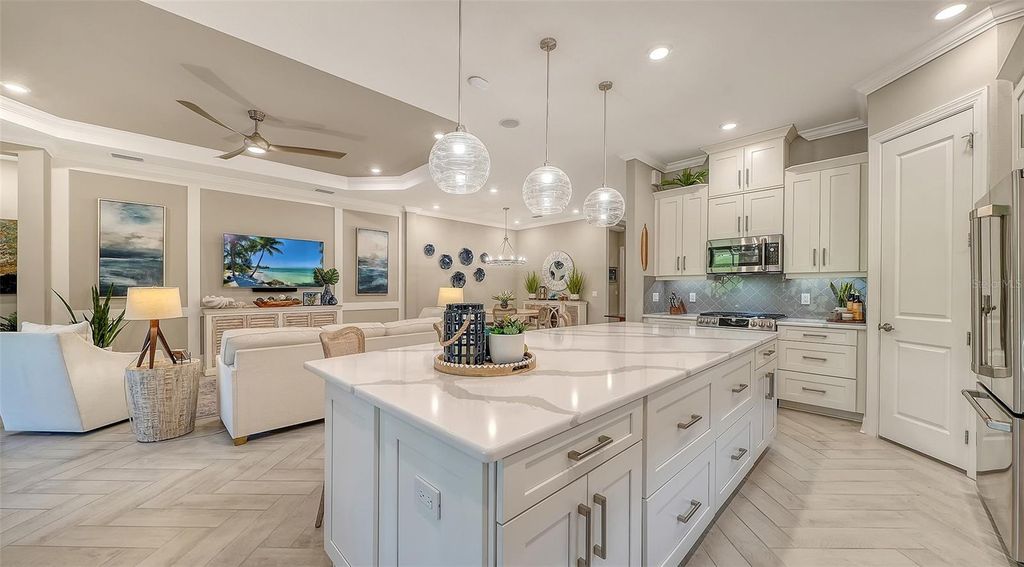 Image 13 of property listing at 6032 GRANDVIEW HILL COURT, Bradenton, FL 34203