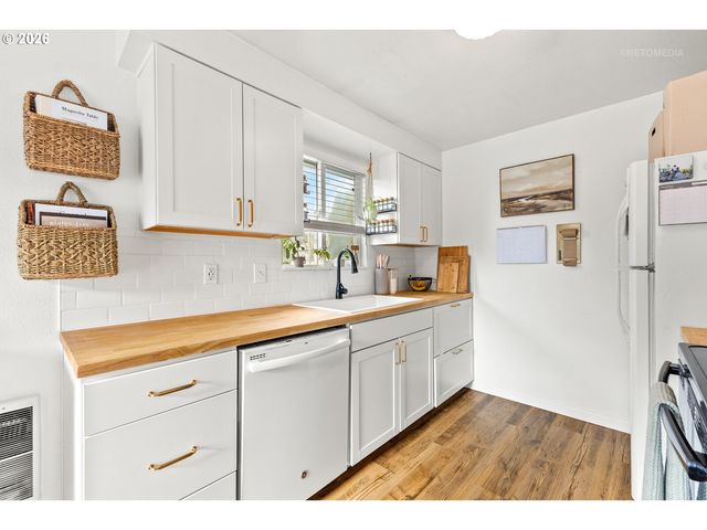 233 Se 3RD Ave, Canby, OR 97013