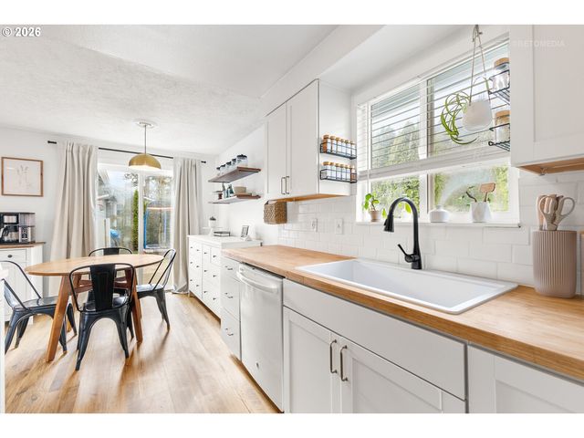 233 Se 3RD Ave, Canby, OR 97013