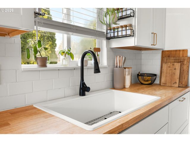 233 Se 3RD Ave, Canby, OR 97013