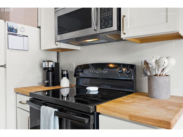 233 Se 3RD Ave, Canby, OR 97013