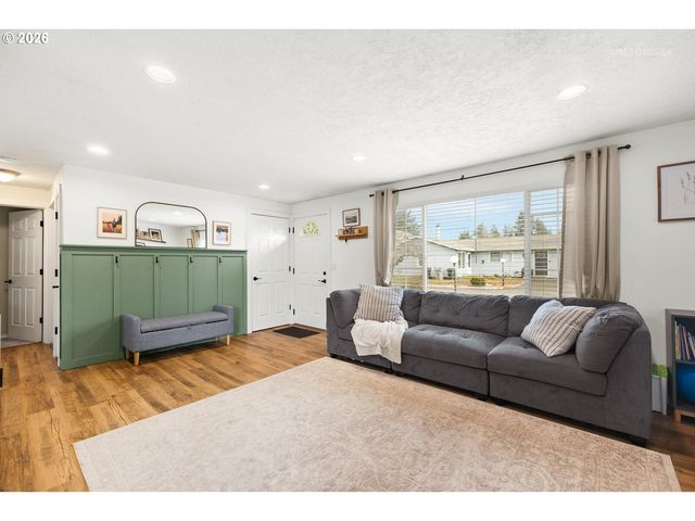 233 Se 3RD Ave, Canby, OR 97013