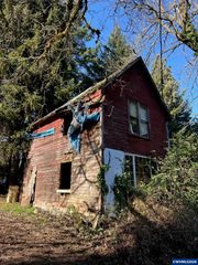 995 Parry Rd, Falls City, OR 97344