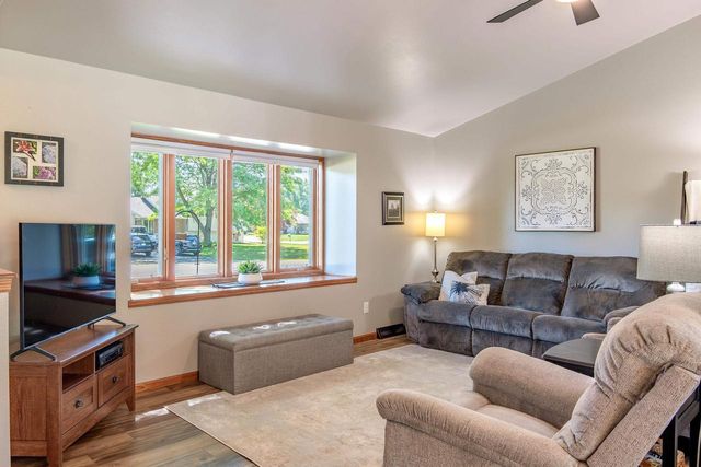 1267 SNOWDON DRIVE, Oshkosh, WI 54904