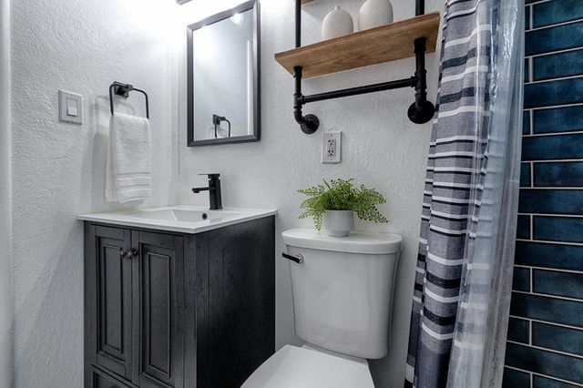 5631 Engle Rd, Carmichael, CA 95608