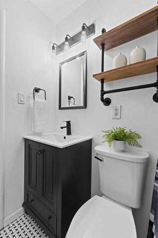 5631 Engle Rd, Carmichael, CA 95608