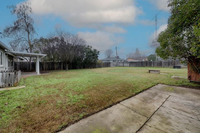 5631 Engle Rd, Carmichael, CA 95608