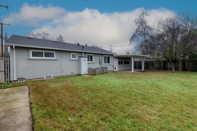 5631 Engle Rd, Carmichael, CA 95608