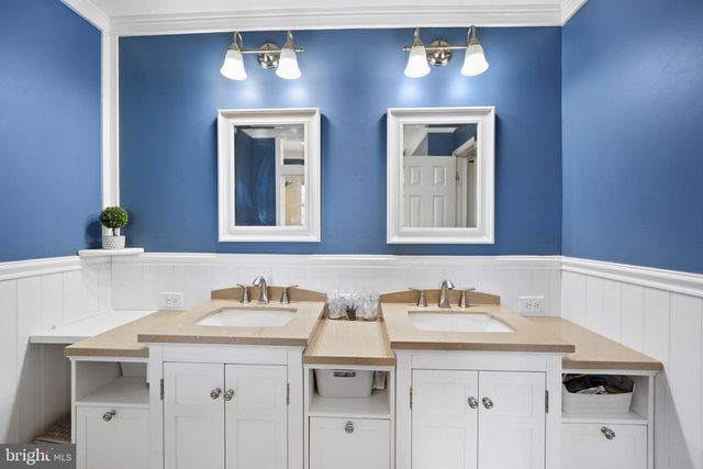 46 LAUREL CIR, Newtown, PA 18940