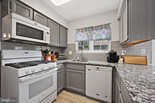 46 LAUREL CIR, Newtown, PA 18940