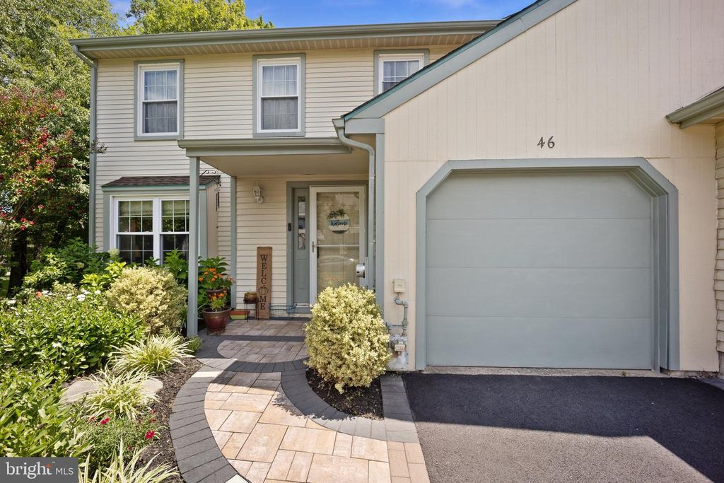 46 LAUREL CIR, Newtown, PA 18940