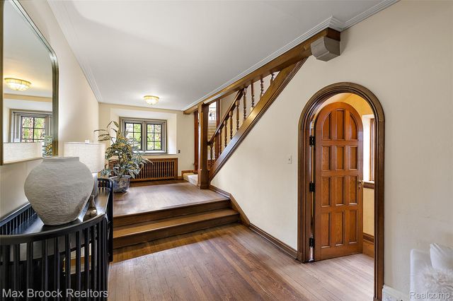 65 Lone Pine Road, Bloomfield Hills, MI 48304