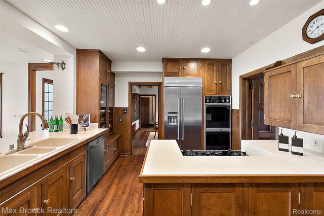 65 Lone Pine Road, Bloomfield Hills, MI 48304