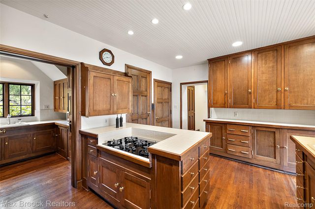 65 Lone Pine Road, Bloomfield Hills, MI 48304