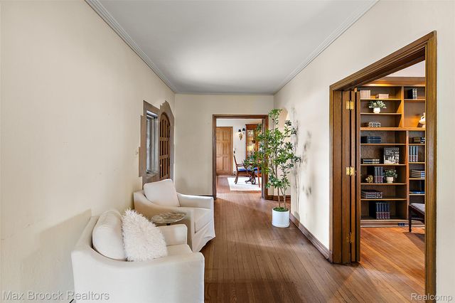 65 Lone Pine Road, Bloomfield Hills, MI 48304
