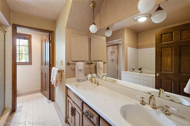 65 Lone Pine Road, Bloomfield Hills, MI 48304