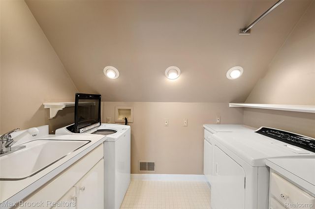 65 Lone Pine Road, Bloomfield Hills, MI 48304