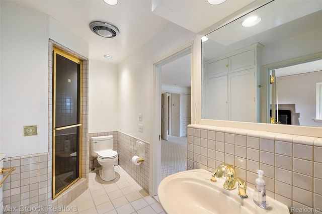 65 Lone Pine Road, Bloomfield Hills, MI 48304