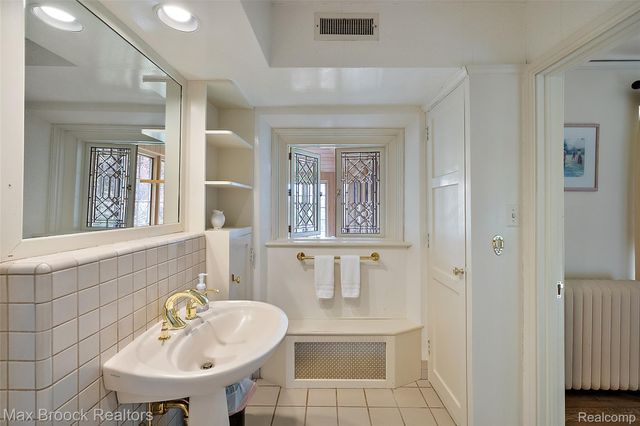 65 Lone Pine Road, Bloomfield Hills, MI 48304
