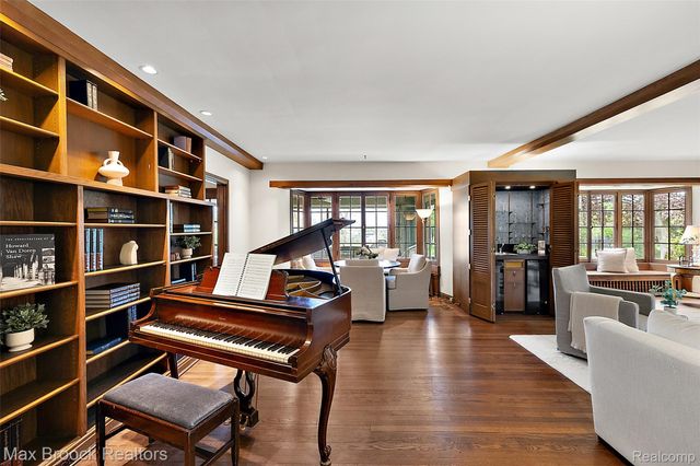 65 Lone Pine Road, Bloomfield Hills, MI 48304