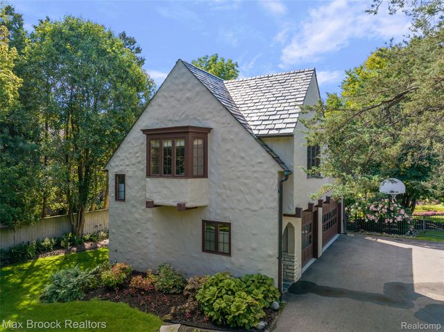 65 Lone Pine Road, Bloomfield Hills, MI 48304