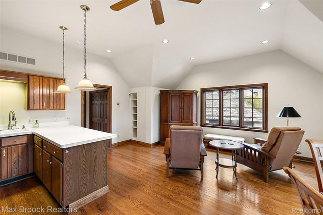 65 Lone Pine Road, Bloomfield Hills, MI 48304