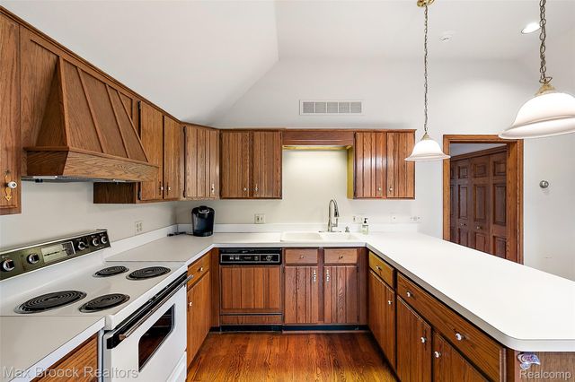 65 Lone Pine Road, Bloomfield Hills, MI 48304