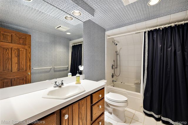 65 Lone Pine Road, Bloomfield Hills, MI 48304