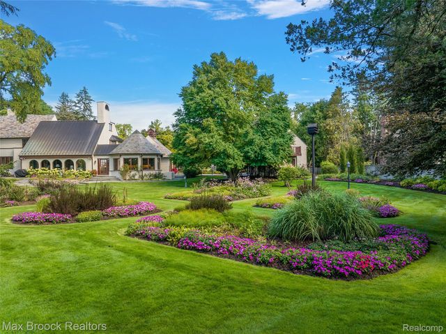65 Lone Pine Road, Bloomfield Hills, MI 48304